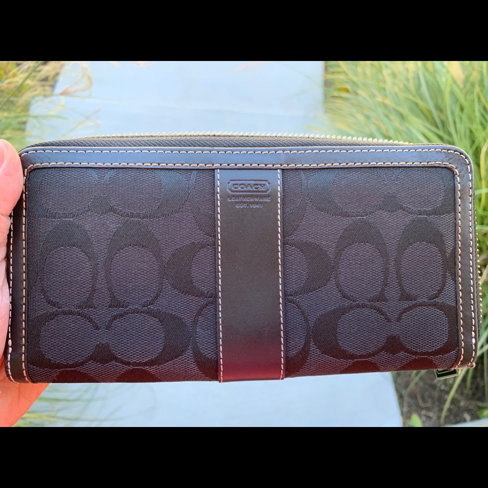 Authentic Coach Hampton Sig Zip Around Wallet - image 1
